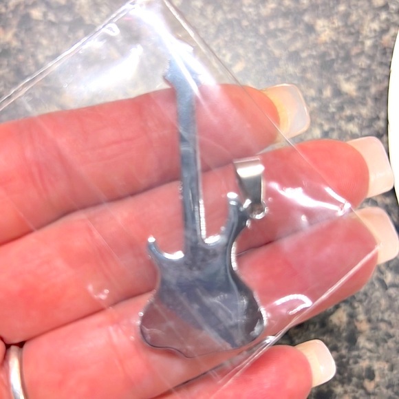 NWT 🎸 BLACK LEATHER CHAIN & BLACK/SILVER STAINLESS STEEL GUITAR PENDANT NECKLACE - Picture 3 of 5